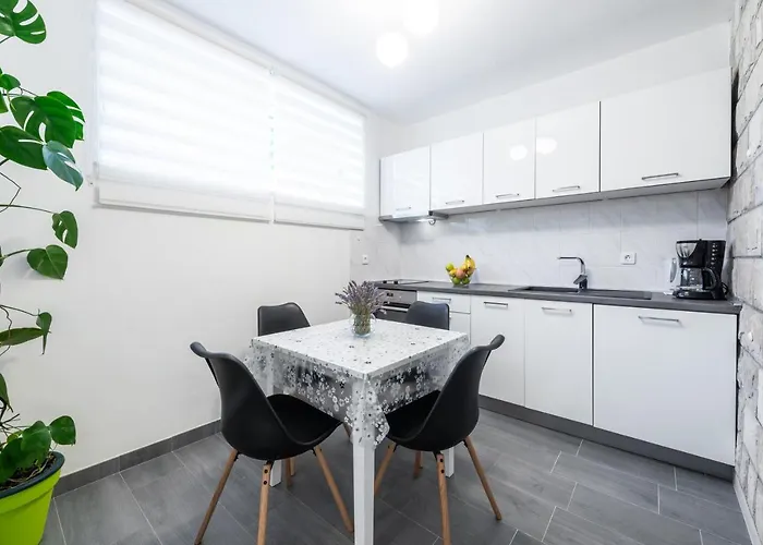 Apartament & Braticevic *